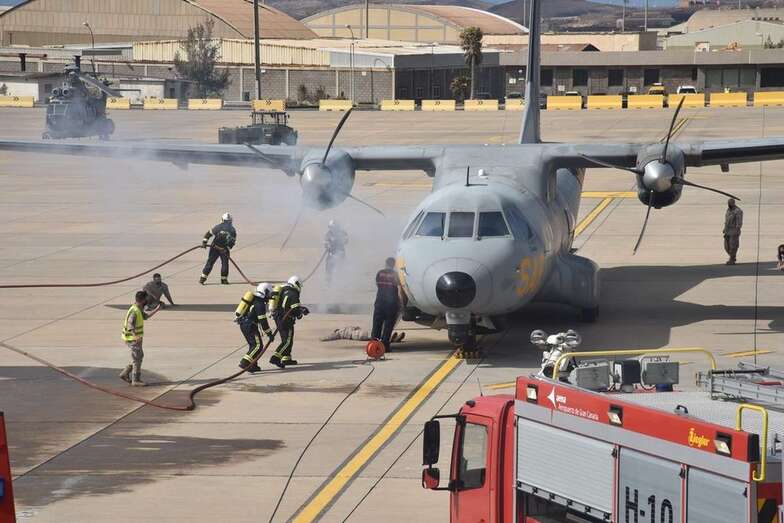 El ejercicio simuló un incendio en uno de los motores de un avión militar / TA